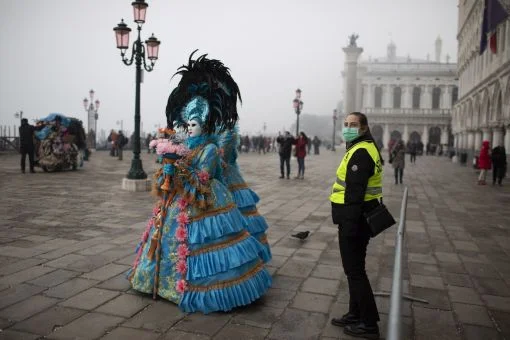 Der Karneval in Venedig wird abgesagt. Kirchen, Universitäten und Schulen werden geschlossen. Messen werden in der ganzen Lombarbei keine gelesen. Der Dom von Mailand ist geschlossen, ebenso die Scala und die Fenice in Vendeig. Alle sportlichen Veranstaltungen waren am Sonntag in der Lombardei und im Veneto verboten worden. Die Fussball-Spiele der Serie A finden nicht statt. Pubs und Diskotheken bleiben in der Lombardei geschlossen. Die Bars schliessen um 18.00 Uhr. Kein Aperitivo, keine Happy hour. Auch K…