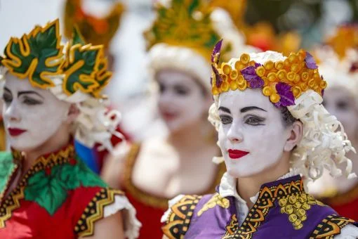 In Vevey beginnt eines der grössten und farbenprächtigsten Volksfeste der Schweiz. Eine Million Besucher und Besucherinnen strömen an den Genfersee. Das Winzerfest, die „Fête des Vignerons“, findet nur alle 20 bis 25 Jahre statt: einmal pro Generation. (Foto: Keystone/Valentin Flauraud)