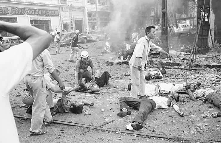 Saigon 1965: Vor der amerikanischen Botschaften explodierten mehrere Bomben. (Foto: AP/Horst Faas)