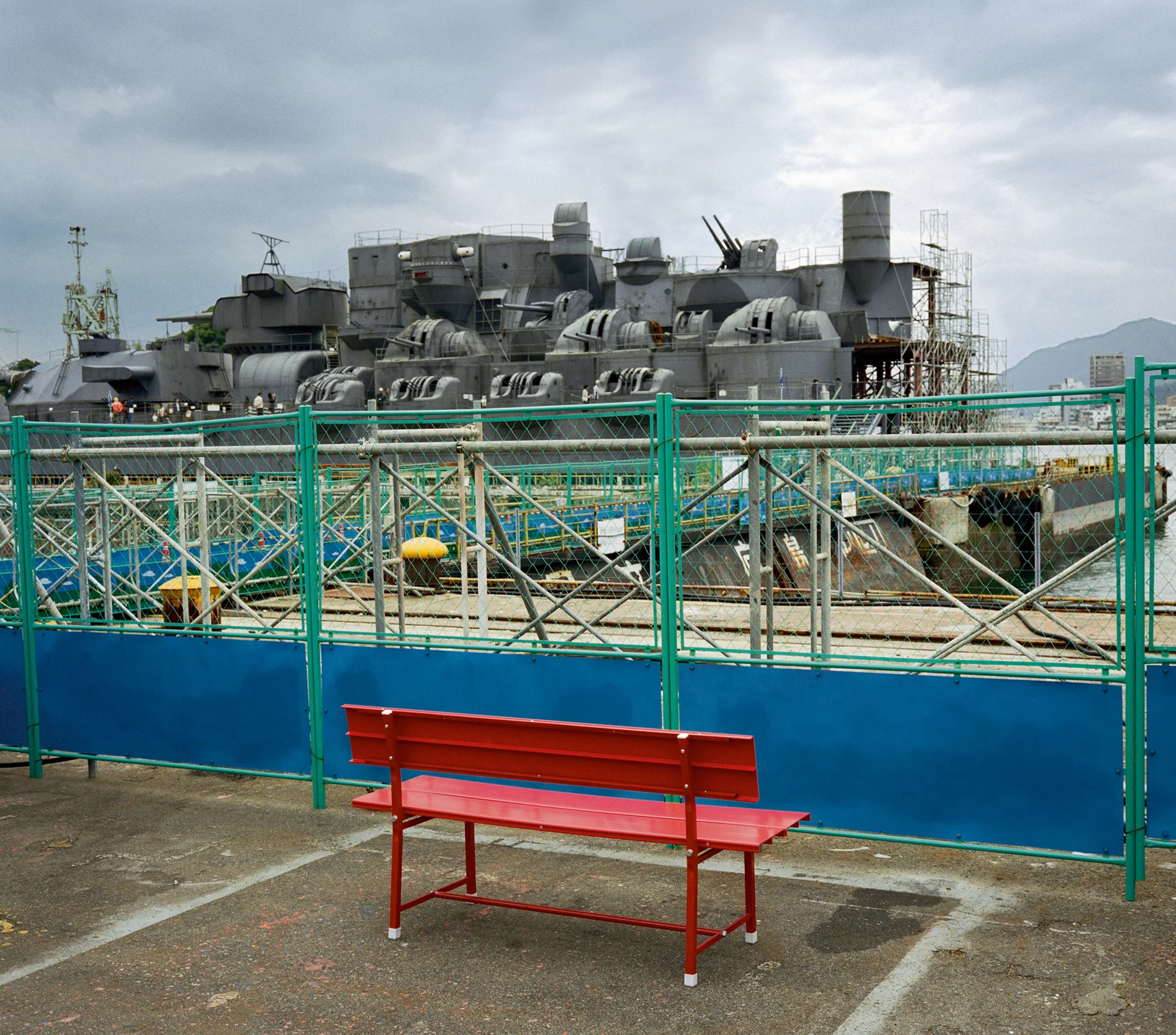 The Red Bench, Onomichi, Japan, 2005, aus: 4 Real & True 2, Landschaften. Photographien, © Wim Wenders / courtesy Schirmer/Mosel