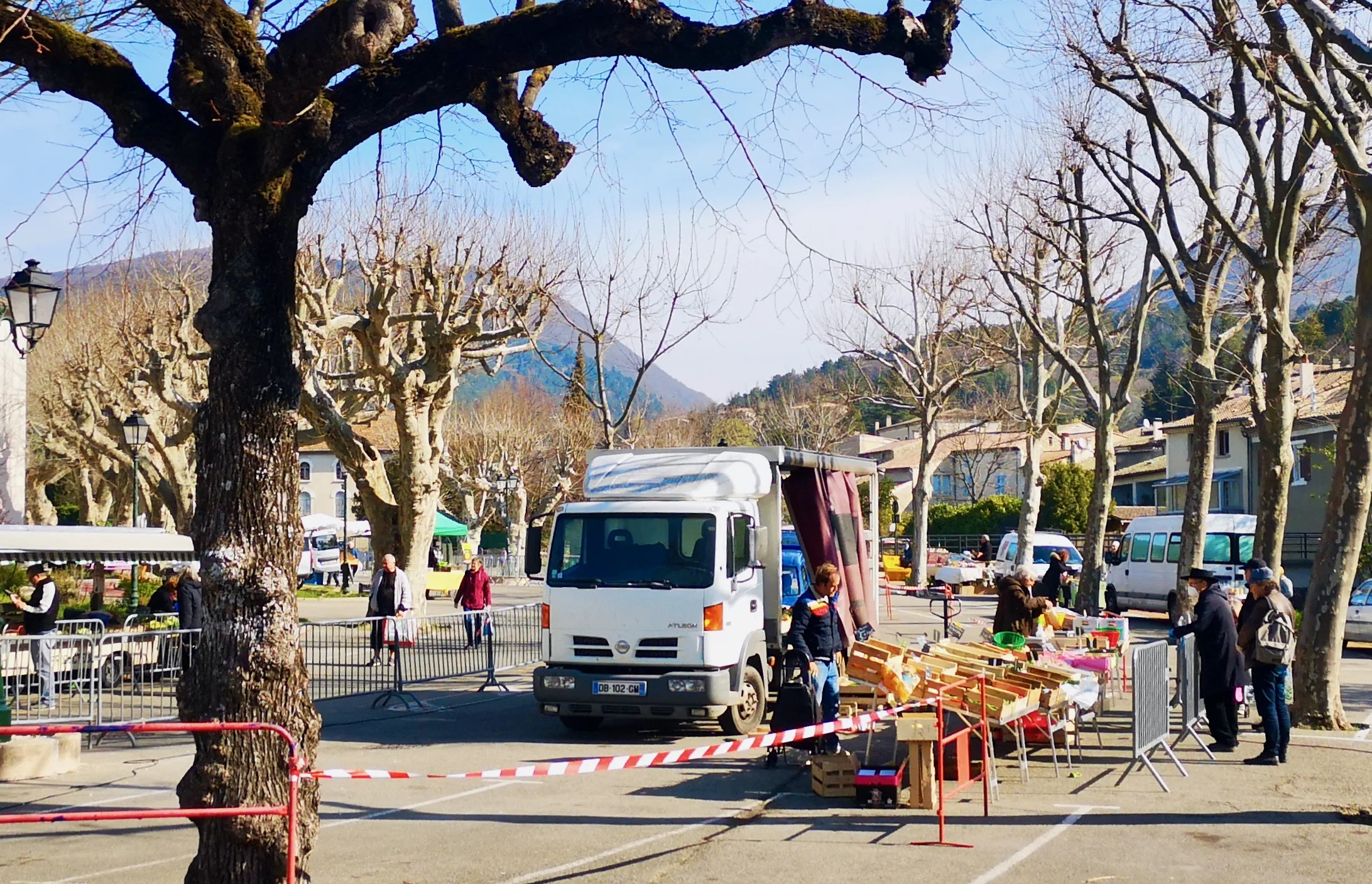 Wochenmarkt unter Corona-Bedingungen in Dieulefit (Foto: J21, Hans Woller)