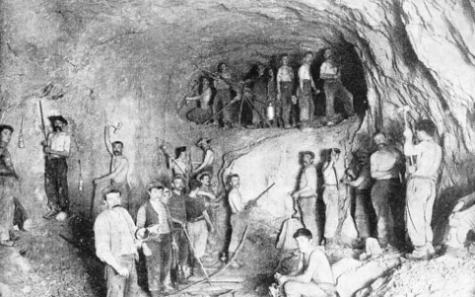 Der Simplontunnel wird dem täglichen Verkehr übergeben, nachdem die eingleisige Röhre schon am 19. Mai 1906 feierlich eingeweiht worden war. Der fast 20 Kilometer lange Tunnel verbindet Brig im Oberwallis mit dem italienischen Iselle di Trasquera in der Ossola-Region. Zehntausend Arbeiter (Bild), vor allem Italiener, hatten die fast 20 Kilometer langen Röhre gegraben. Viele litten unter den miserablen Arbeitsbedingungen. 67 Arbeiter kamen bei Unfällen ums Leben, viele starben später an Krankheiten. Während…