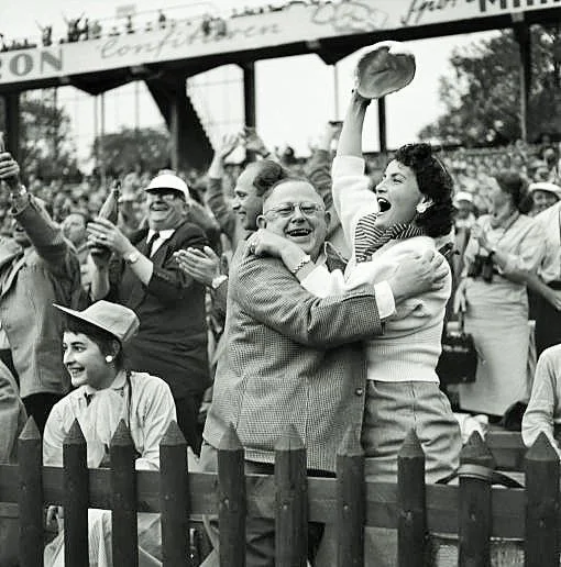 Deutschland ist Fussball-Weltmeister. Im Berner Wankdorf-Stadion schlagen die Deutschen die favorisierten Ungarn mit 3:2. Das entscheidende Tor schiesst Helmut Rahn. (Foto: Keystone)