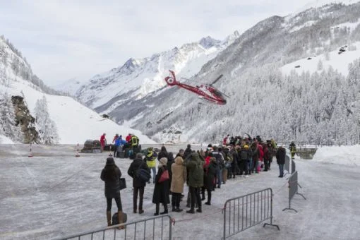 Zermatt ist von der Aussenwelt abgeschnitten. Touristen warten darauf, mit dem Helikopter ausgeflogen zu werden Wegen heftiger Schneefälle und grosser Lawinengefahr sind auch die Zufahrtstrassen nach Saas-Fee, Leukerbad und zu andern Tälern gesperrt. Über den Oberalppass verkehren keine Züge. Der Autoverlad durch den Furka-Tunnel ist unterbrochen. Die Strassen ins Goms sind nicht befahrbar. Die Matterhon-Gotthard-Bahn stellt den Betrieb auf mehreren Strecken ein. (Foto: Keystone/Dominic Steinmann). 