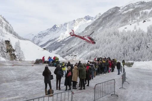 Zermatt ist von der Aussenwelt abgeschnitten. Touristen warten darauf, mit dem Helikopter ausgeflogen zu werden. Wegen heftiger Schneefälle und grosser Lawinengefahr sind auch die Zufahrtstrassen nach Saas-Fee, Leukerbad und zu andern Tälern gesperrt. Über den Oberalppass verkehren keine Züge. Der Autoverlad durch den Furka-Tunnel ist unterbrochen. Die Strassen ins Goms sind nicht befahrbar. Die Matterhorn-Gotthard-Bahn stellt den Betrieb auf mehreren Strecken ein. (Foto: Keystone/Dominic Steinmann).