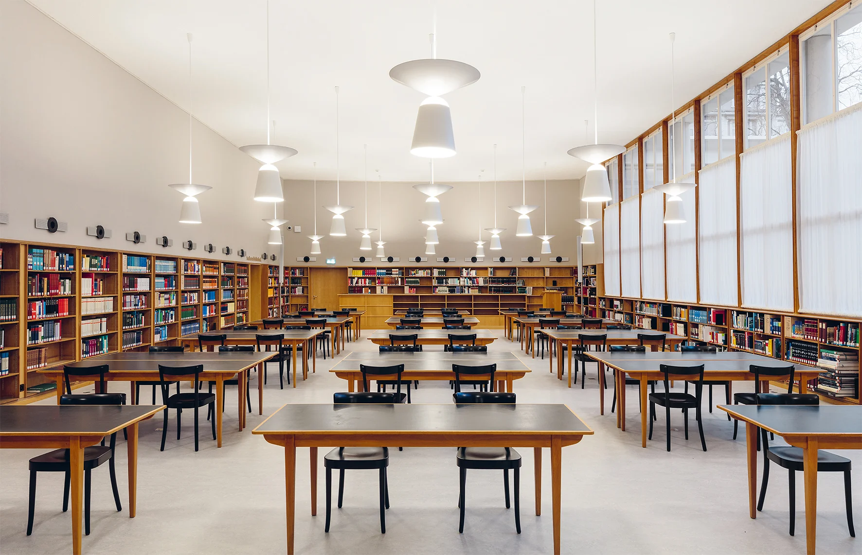 Freihandbibliothek in der umgebauten ZHB. © Fotograf: Leo Finotti, São Paulo​
