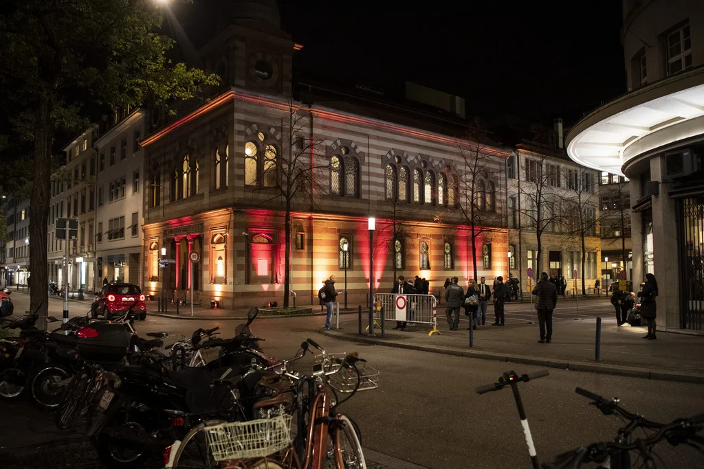 Die beleuchtete Synagoge Löwenstrasse in Zürich. (Foto: (KEYSTONE/Ennio Leanza)
