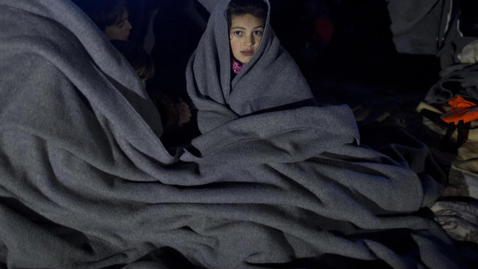 Dieses Flüchtlingsmädchen ist am Sonntag auf der griechischen Insel Lesbos angekommen. Zusammen mit ihrer Familie überquerte sie in einem überfüllten Boot von der Türkei kommend das Ägäische Meer. (Foto: Keystone/AP/Petros Giannakouris)