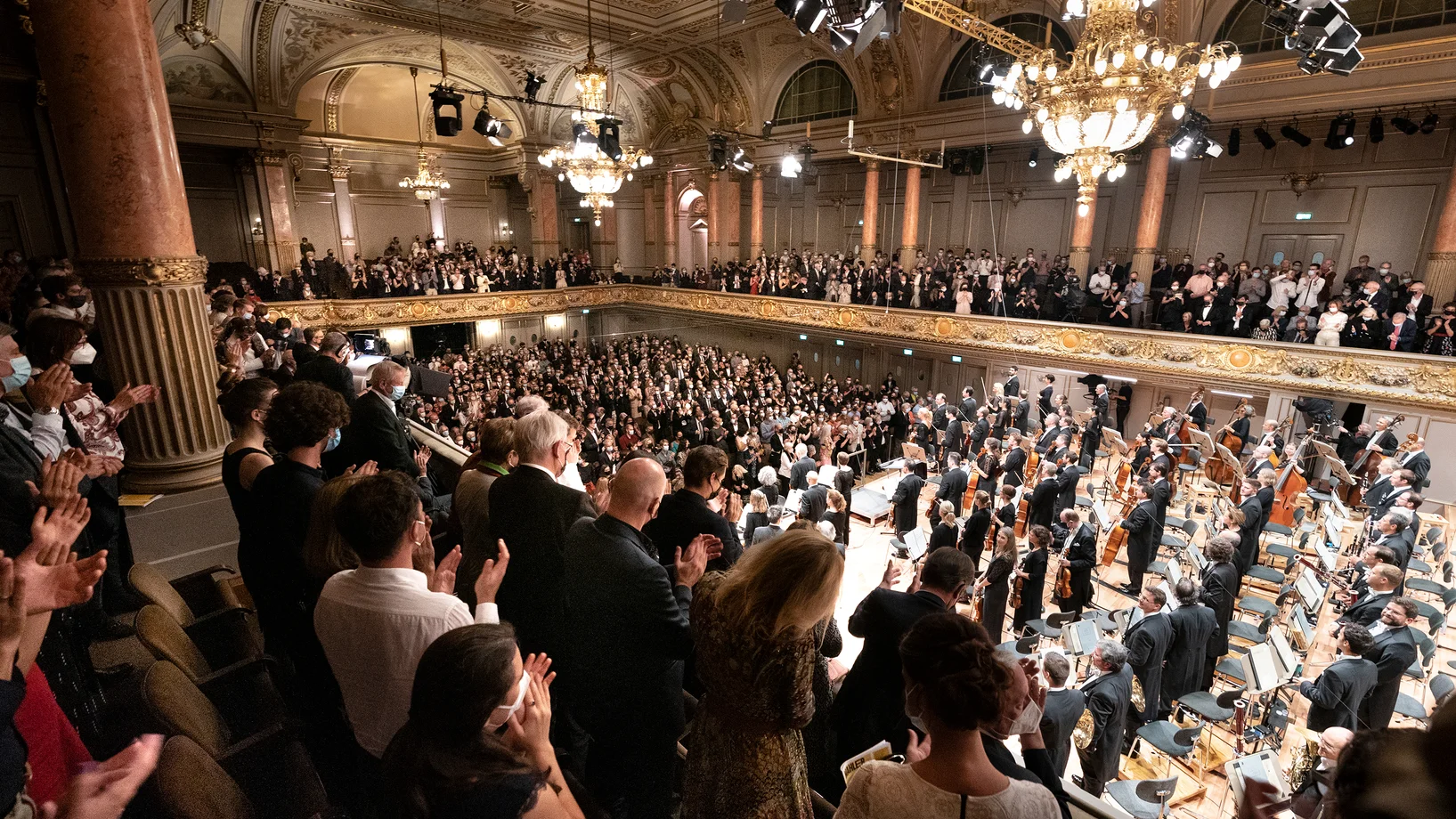Standing Ovation beim Eröffnungskonzert: voller Saal und volle Bühne
© Gaëtan Bally / Tonhalle Zürich