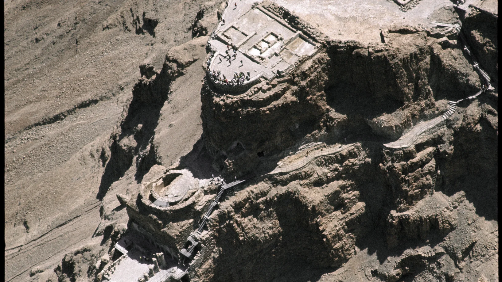 (Copyright: Georg Gerster/Keystone)

 Der Festungspalast des Herodes ist das Herzstück des Masada Nationalparks. Masada war lange das von keinem Zweifel angekränkelte Wahrzeichen für Israels Selbstbehauptungswille.

Sonderbar: Der Felsklotz unweit des Toten Meers, ein natürlicher Burgberg, wenn es je einen gab, geriet erst spät, sehr spät in den Lichtkegel gesicherter Geschichte. Ein hasmonäischer Priesterfürst nützte erstmals nach 104 v. Chr. den Fels als Festung. Seinen grossen Auftritt hatte Masada …